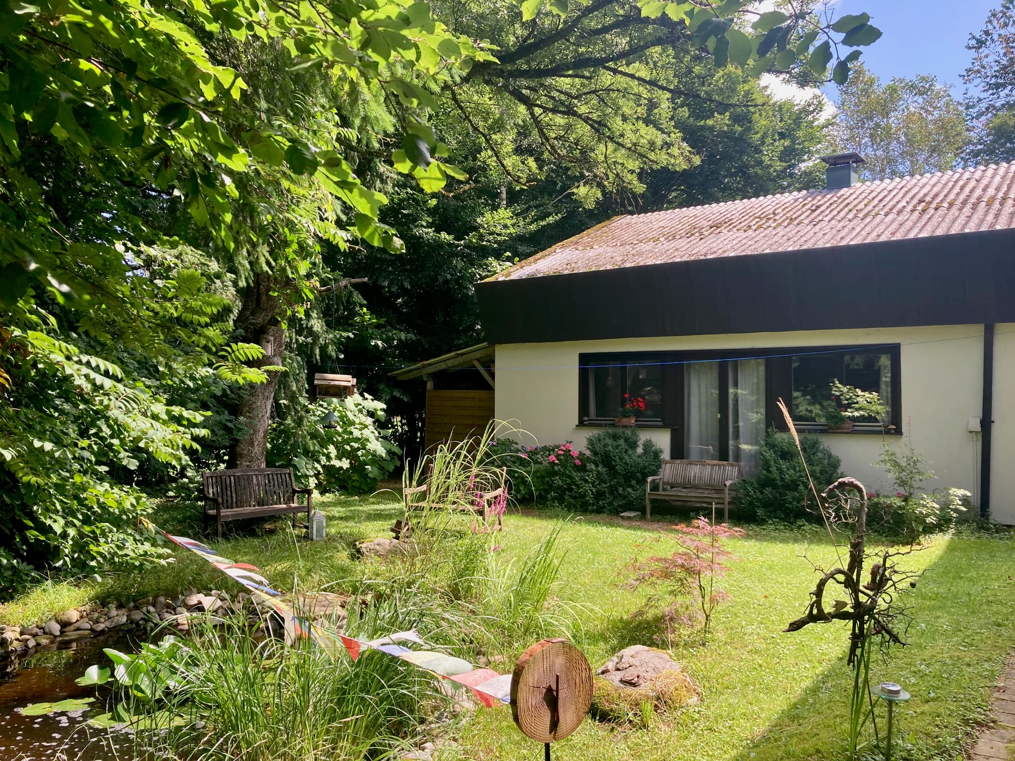 Parkähnliche Gartenanlage mit altem Baumbestand und gepflegten Rasenjflächen