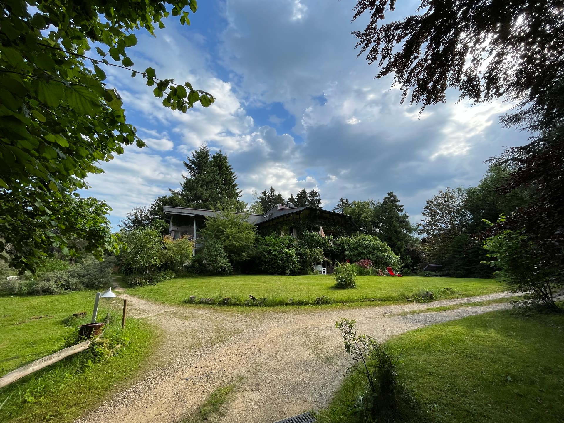 Übersichtsbild des Himmelreich Seminarhauses mit seiner idyllischen Lage in Achberg, umgeben von Natur und Ruhe