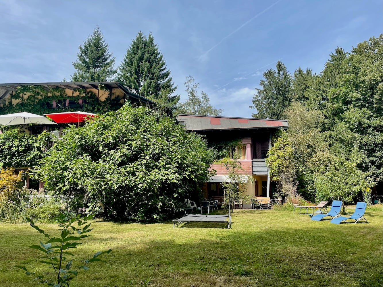 Ruhige Gartenecke mit Sitzgelegenheiten zum Entspannen und Reflektieren