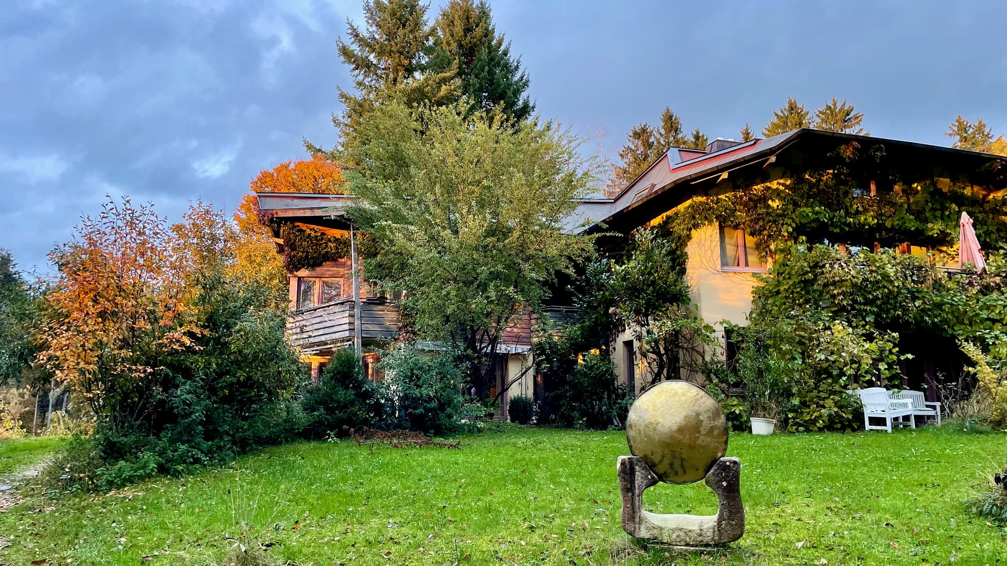Außenansicht des Himmelreich Retreat Centers mit panoramischem Blick auf den Bodensee und die Alpen
